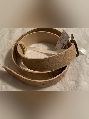 Maurices cream with flowers man made belt size M/L but fits like a Large…